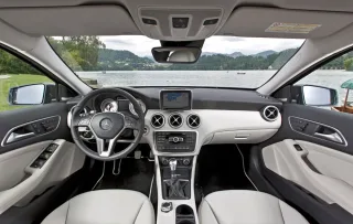 Зазнаємо атаки нового хетча Mercedes A-класу