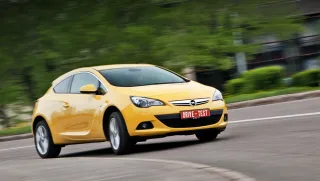 Looking for hot hatch features in the three-door Opel Astra GTC