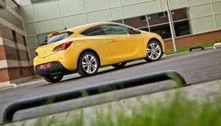 Looking for hot hatch features in the three-door Opel Astra GTC