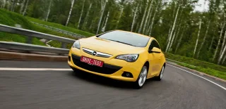 Looking for hot hatch features in the three-door Opel Astra GTC