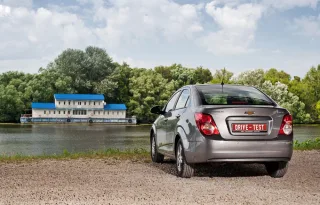 We second the duel of Chevrolet Aveo and Volkswagen Polo sedans