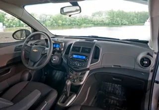 We second the duel of Chevrolet Aveo and Volkswagen Polo sedans