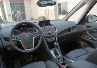 Вишукуємо риси бізнес-класу в компактвені Opel Zafira Tourer
