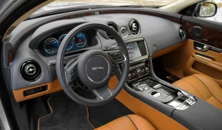 Радуемся характеру полноприводных седанов Jaguar XF и XJ