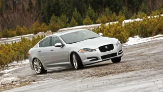Радуемся характеру полноприводных седанов Jaguar XF и XJ