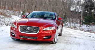 Радуемся характеру полноприводных седанов Jaguar XF и XJ