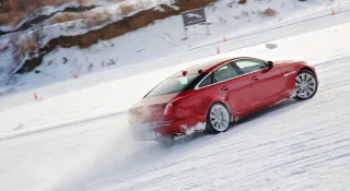 Радуемся характеру полноприводных седанов Jaguar XF и XJ