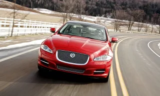 Радуемся характеру полноприводных седанов Jaguar XF и XJ