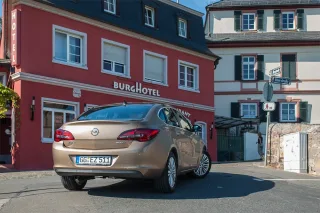 Opel Любуемся седаном Opel Astra и понукаем Астру OPC