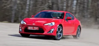 Рахуємо голи у суперечці двохдверок Toyota GT86 та Hyundai Genesis Coupe