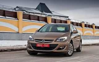 Спускаем с цепи четырёхдверку Opel Astra на седан Ford Focus