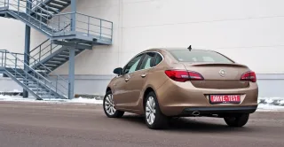 Спускаем с цепи четырёхдверку Opel Astra на седан Ford Focus