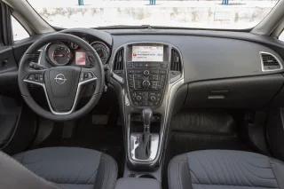 Спускаем с цепи четырёхдверку Opel Astra на седан Ford Focus