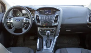 Спускаем с цепи четырёхдверку Opel Astra на седан Ford Focus
