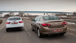 Спускаем с цепи четырёхдверку Opel Astra на седан Ford Focus
