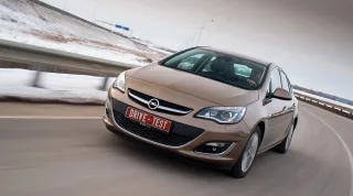 Спускаем с цепи четырёхдверку Opel Astra на седан Ford Focus
