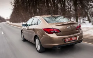 Спускаем с цепи четырёхдверку Opel Astra на седан Ford Focus