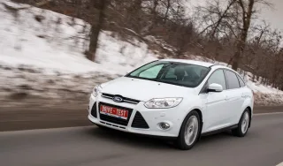 Спускаем с цепи четырёхдверку Opel Astra на седан Ford Focus