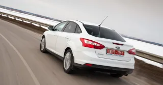 Спускаем с цепи четырёхдверку Opel Astra на седан Ford Focus