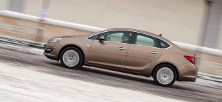 Спускаем с цепи четырёхдверку Opel Astra на седан Ford Focus