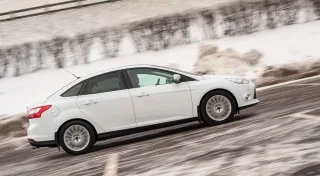 Спускаем с цепи четырёхдверку Opel Astra на седан Ford Focus