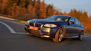 Рассматриваем с разных сторон спортседан BMW M5