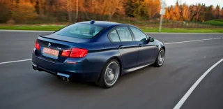 Рассматриваем с разных сторон спортседан BMW M5
