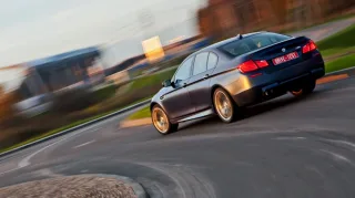 Рассматриваем с разных сторон спортседан BMW M5