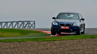 Рассматриваем с разных сторон спортседан BMW M5
