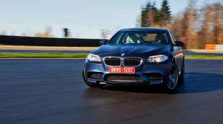 Рассматриваем с разных сторон спортседан BMW M5