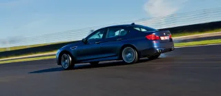 Рассматриваем с разных сторон спортседан BMW M5
