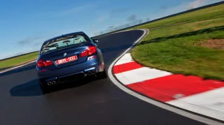 Рассматриваем с разных сторон спортседан BMW M5