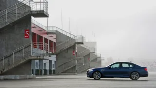 Рассматриваем с разных сторон спортседан BMW M5