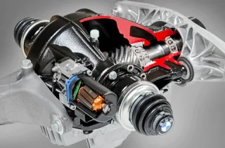 Рассматриваем с разных сторон спортседан BMW M5