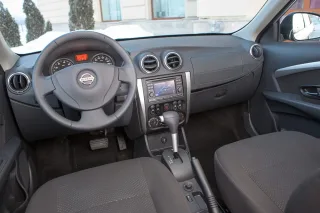Ігноруємо російські дороги з новим седаном Nissan Almera