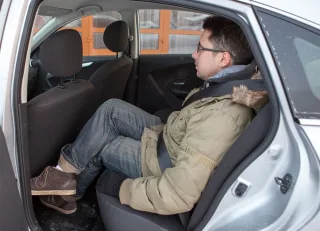 Ігноруємо російські дороги з новим седаном Nissan Almera