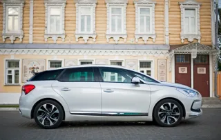 Змішуємо та збовтуємо преміум-хетчбеки Citroen DS5 і Lexus CT 200h
