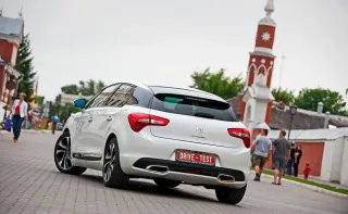 Змішуємо та збовтуємо преміум-хетчбеки Citroen DS5 і Lexus CT 200h