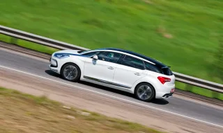 Змішуємо та збовтуємо преміум-хетчбеки Citroen DS5 і Lexus CT 200h