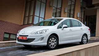 Дивимось на седан Peugeot 408 під різними кутами