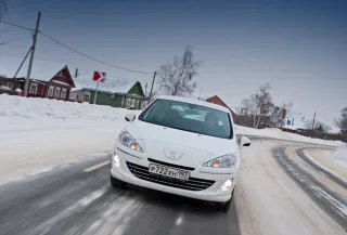 Дивимось на седан Peugeot 408 під різними кутами