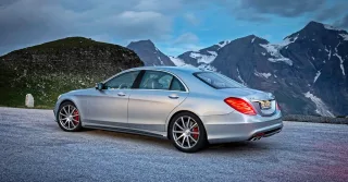 Roaring in the all-weather super sedan Mercedes S 63 AMG 4Matic