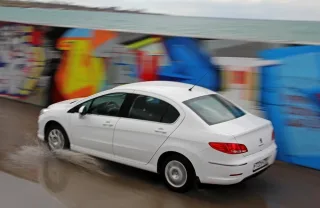 Дивимось на седан Peugeot 408 під різними кутами