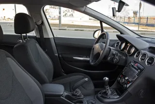 Дивимось на седан Peugeot 408 під різними кутами
