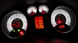 Дивимось на седан Peugeot 408 під різними кутами