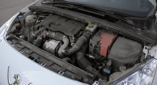 Дивимось на седан Peugeot 408 під різними кутами