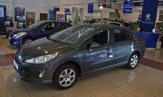 Дивимось на седан Peugeot 408 під різними кутами