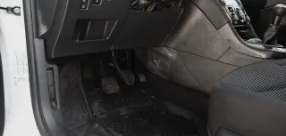 Дивимось на седан Peugeot 408 під різними кутами