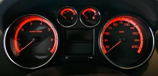 Дивимось на седан Peugeot 408 під різними кутами