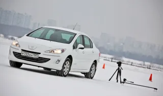 Дивимось на седан Peugeot 408 під різними кутами
